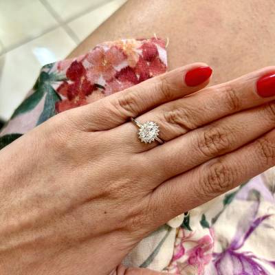 Ασημένιο Δαχτυλίδι Ροζέτα με Λευκή Πέτρα Ζιργκόν